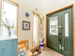 エントランスの明るい空間