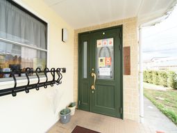 エントランスのドアと窓