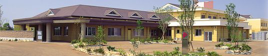 緑に囲まれた建物外観