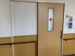 手すり付きの廊下と扉  