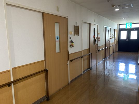 手すり付き廊下  