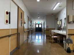 手すり付きの廊下  