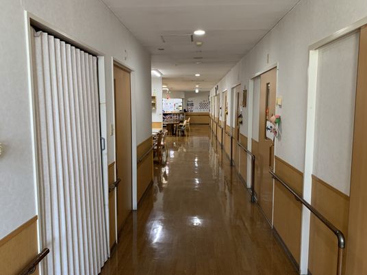 手すり付きの長い廊下  