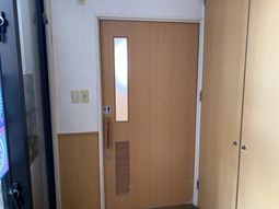 トイレ前の木製扉  