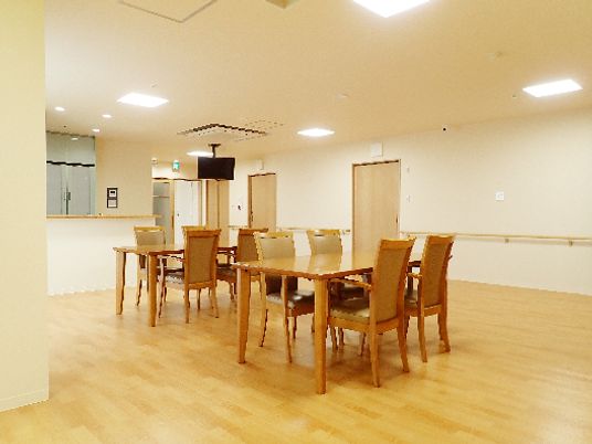 広々とした明るい食堂