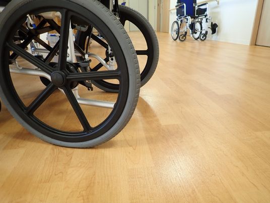 車椅子が並ぶ廊下