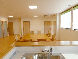 清潔な明るい多目的室