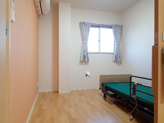 シンプルな居室の内観