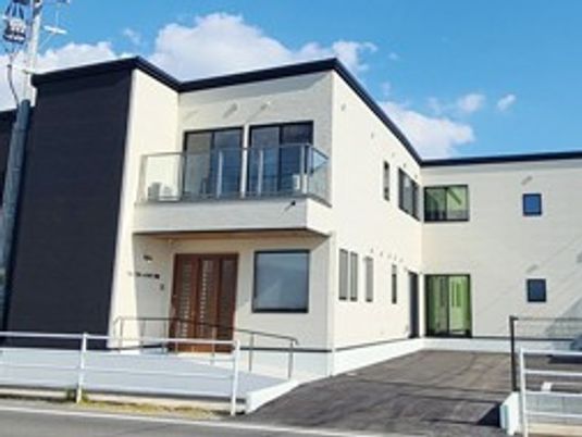 明るい外観の建物  