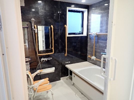 バリアフリー対応の浴室