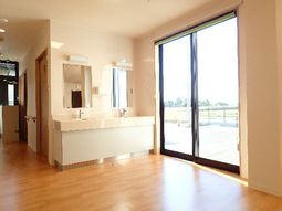 明るい洗面台と窓