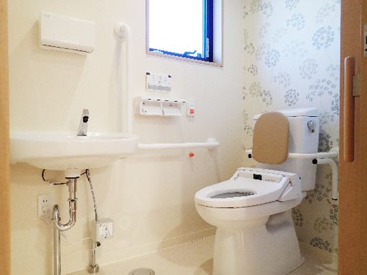 バリアフリー設計のトイレ