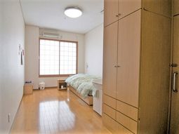 明るい個室の居室