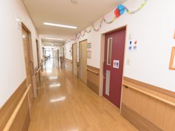 明るく清潔な廊下