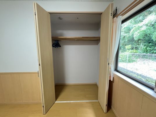 居室の扉開け場面