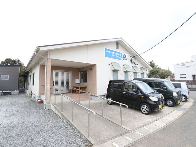 外観と駐車スペース 外観 ゆとりある駐車場スペースを備えた明るい建物です。手すり付きのアプローチで安全にご利用いただけます。