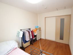 明るい居室の一角