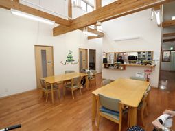 木目と明るいダイニング