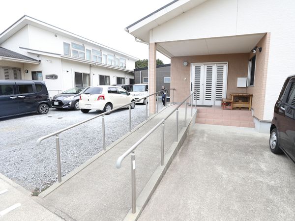 白壁の建物と駐車場