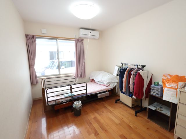 居室の様子 居室 居室は落ち着いた色合いで、必要なものを整頓しやすい広さです。個人のプライバシーを尊重した空間設計がされています。