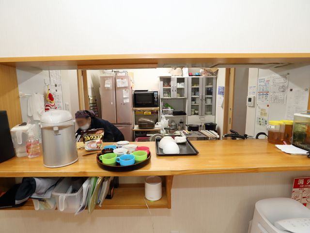 機能的なキッチンスペース キッチン 清潔感のあるキッチンでスタッフが調理を行っており、食事の準備が整えられています。利用者の方々に愛情を込めた料理を提供しています。