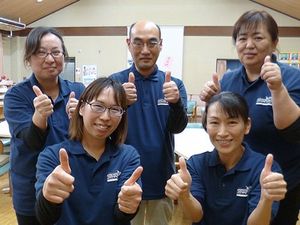 スタッフ集合の室内  
