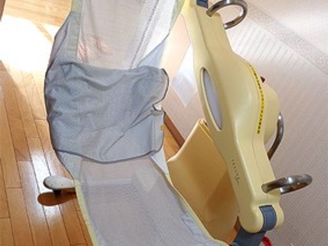 明るい居室の特殊ベッド 居室 広々とした居室には、利用者の安全と快適性を考慮した特殊ベッドが備えられています。