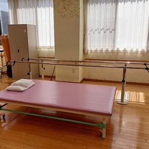 リハビリ用ベッドとバーの機能訓練室