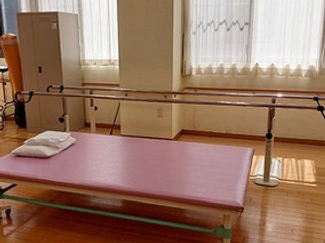 リハビリ用ベッドとバーの機能訓練室 機能訓練室 広々とした訓練スペースには、歩行を補助するバーやリハビリ用のベッドが配備され、快適な環境でのリハビリが可能です。
