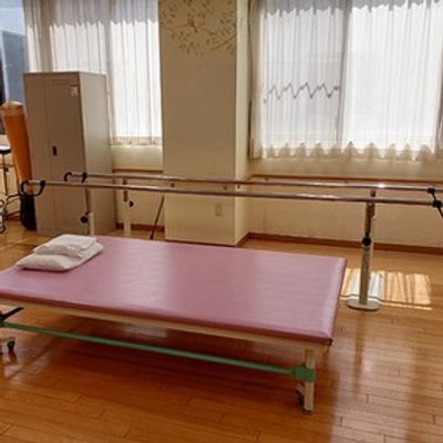 リハビリ用ベッドとバーの機能訓練室