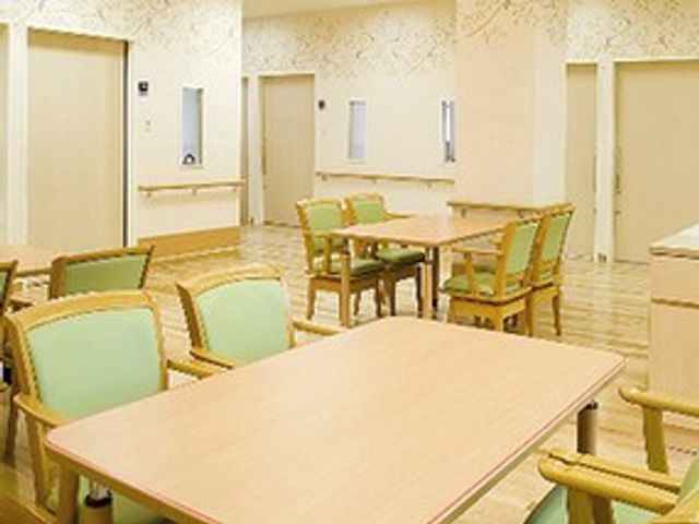 明るい広々とした食堂 食堂 ゆとりある空間の食堂では、お食事時の憩いの場としてご利用いただけます。