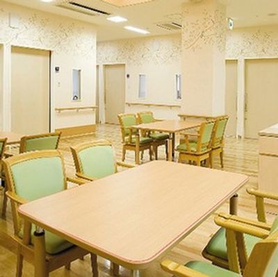 明るい広々とした食堂