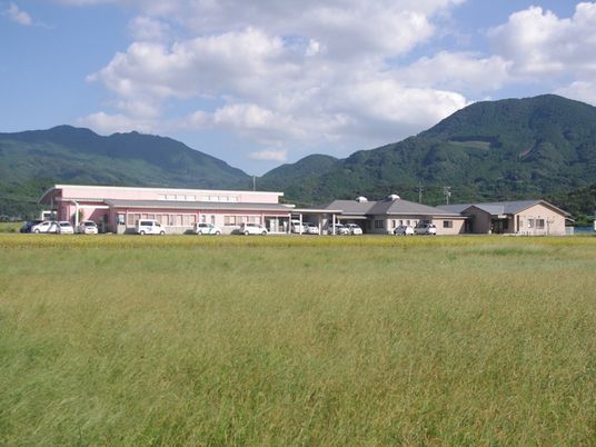 山並みのある外観  