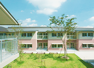 緑豊かな庭のある建物