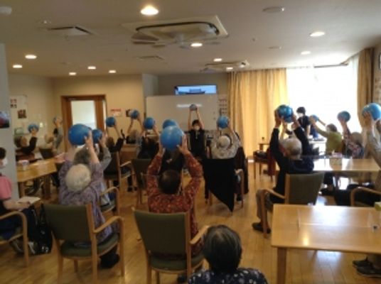 明るい空間で体操する人々