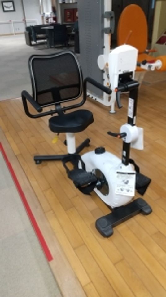 明るい訓練機器のある空間