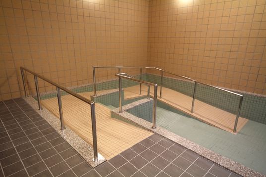 手すりのある浴室