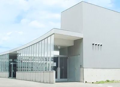 モダンな外観の建物