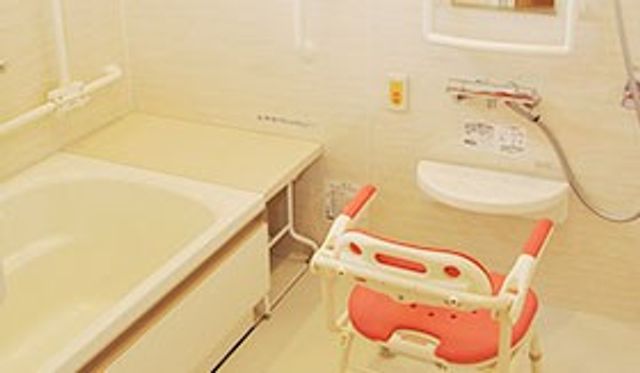 使いやすい浴室 浴室 明るく広々とした浴室で、安心してご利用いただけます。スムーズな動きが可能です。
