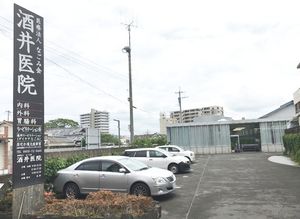 駐車場と建物の外観