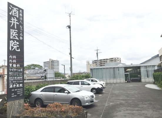 駐車場と建物の外観