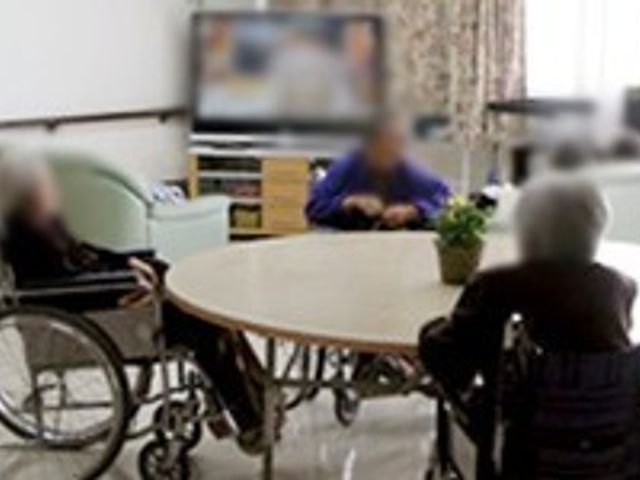 集いのリビング リビング 広々としたリビングでは、車椅子の方も快適に寛げる空間が広がっています。自然光が心地よい雰囲気を作り出しています。