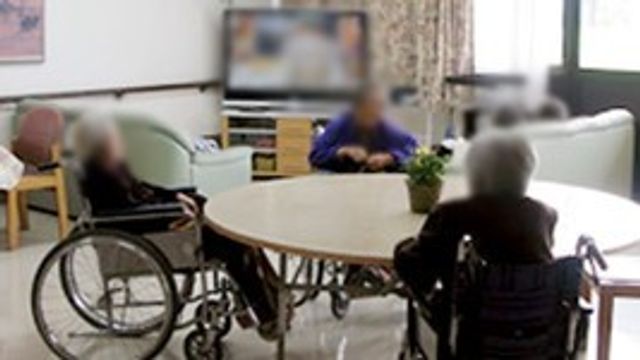 集いのリビング リビング 広々としたリビングでは、車椅子の方も快適に寛げる空間が広がっています。自然光が心地よい雰囲気を作り出しています。