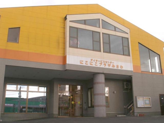 親しみやすい外観 外観 人々を迎える親しみやすいエントランスです。施設の大きな窓から自然光が差し込みます。