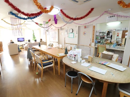 装飾が施された快適な食堂