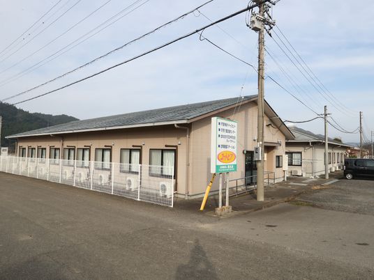 広々とした明るい外観