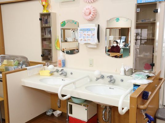 手すり付き洗面台