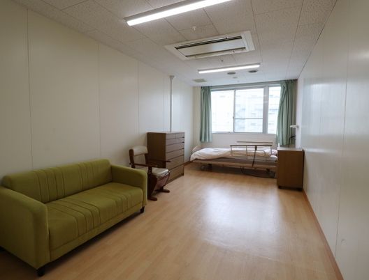 ソファとベッドの居室  