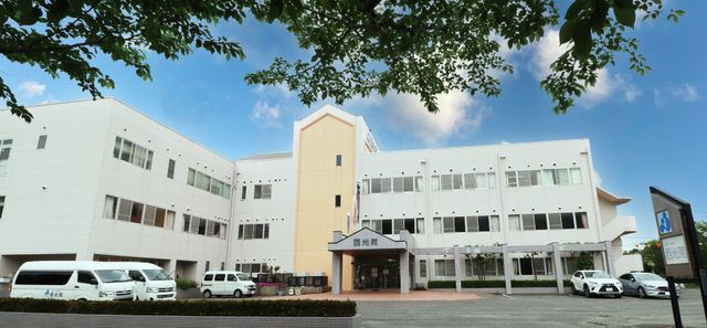 青空が広がる建物外観 外観 広々とした空間が広がるエントランス。明るく、働きやすい環境が整っています。