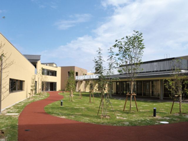 緑豊かな庭 庭 明るく開放感のある庭が、心地良い散策や憩いの時間を提供しています。